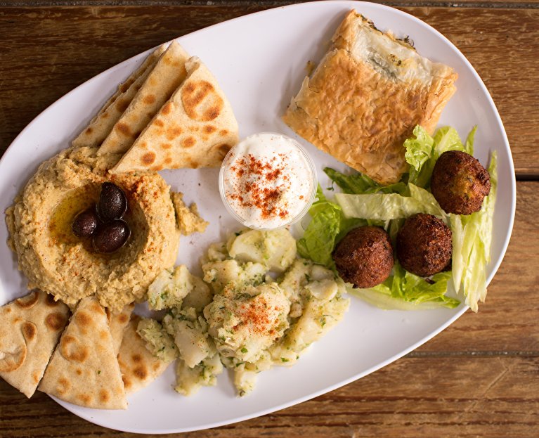 Хумус, фалафель и лепешки