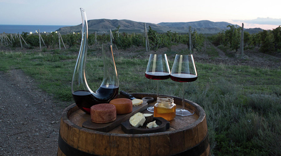 Вино и сыр на винограднике на востоке Крыма