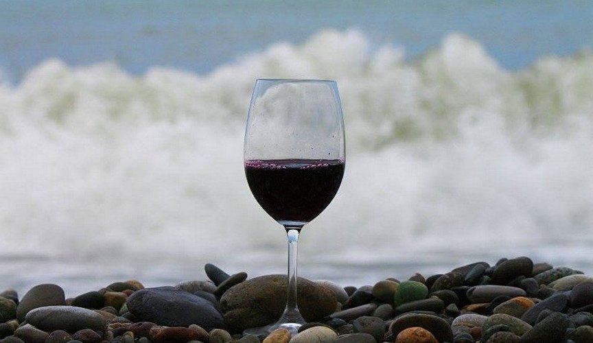 Бокал с вином на берегу моря