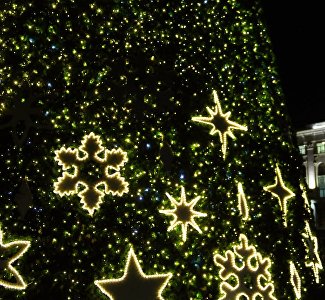 Праздничная столица: новогоднее сияние Симферополя на фото и видео