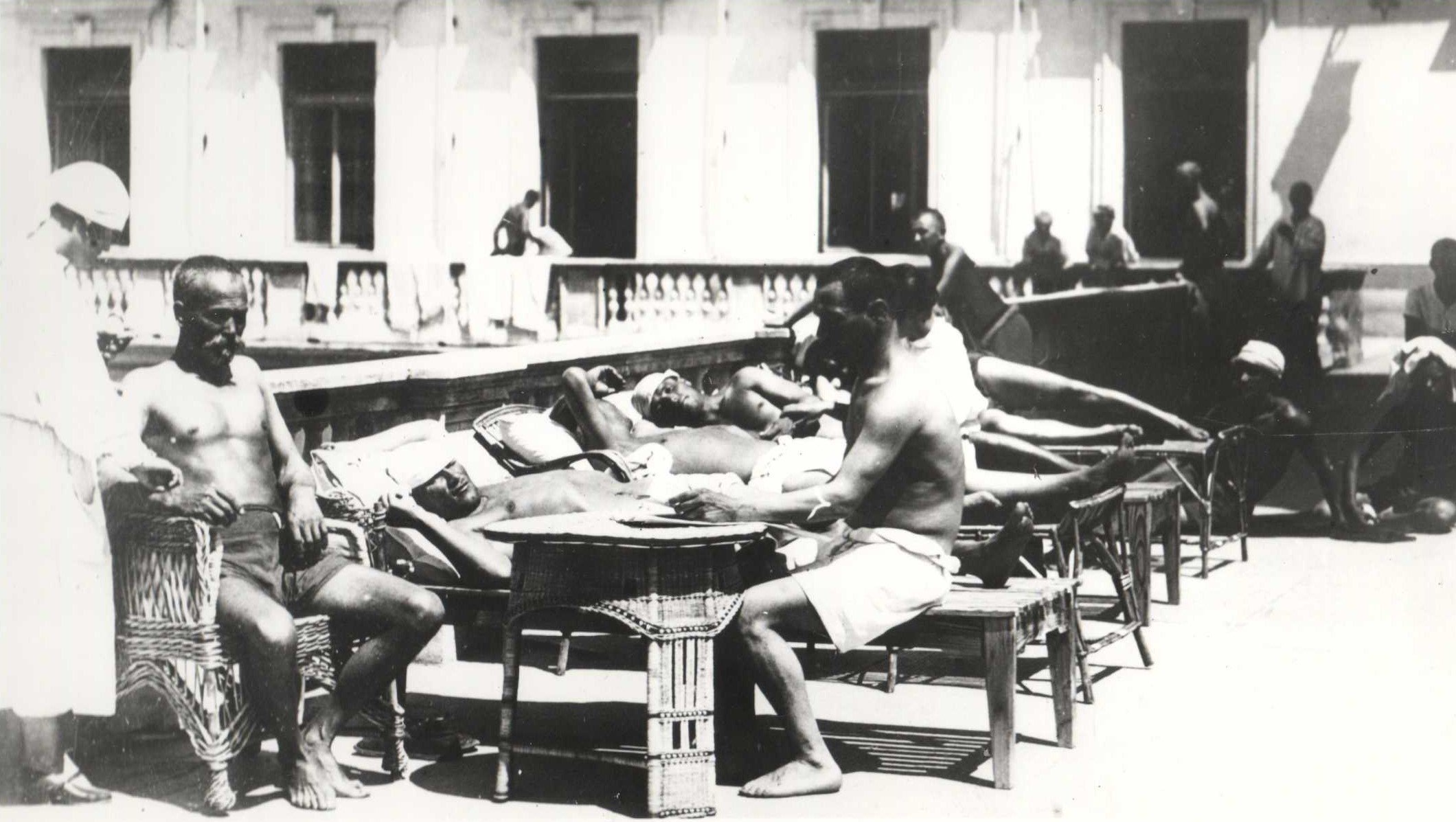 Отдыхающие принимают солнечные ванны на балконе Итальянского дворика в Ливадийском дворце. Июнь, 1925