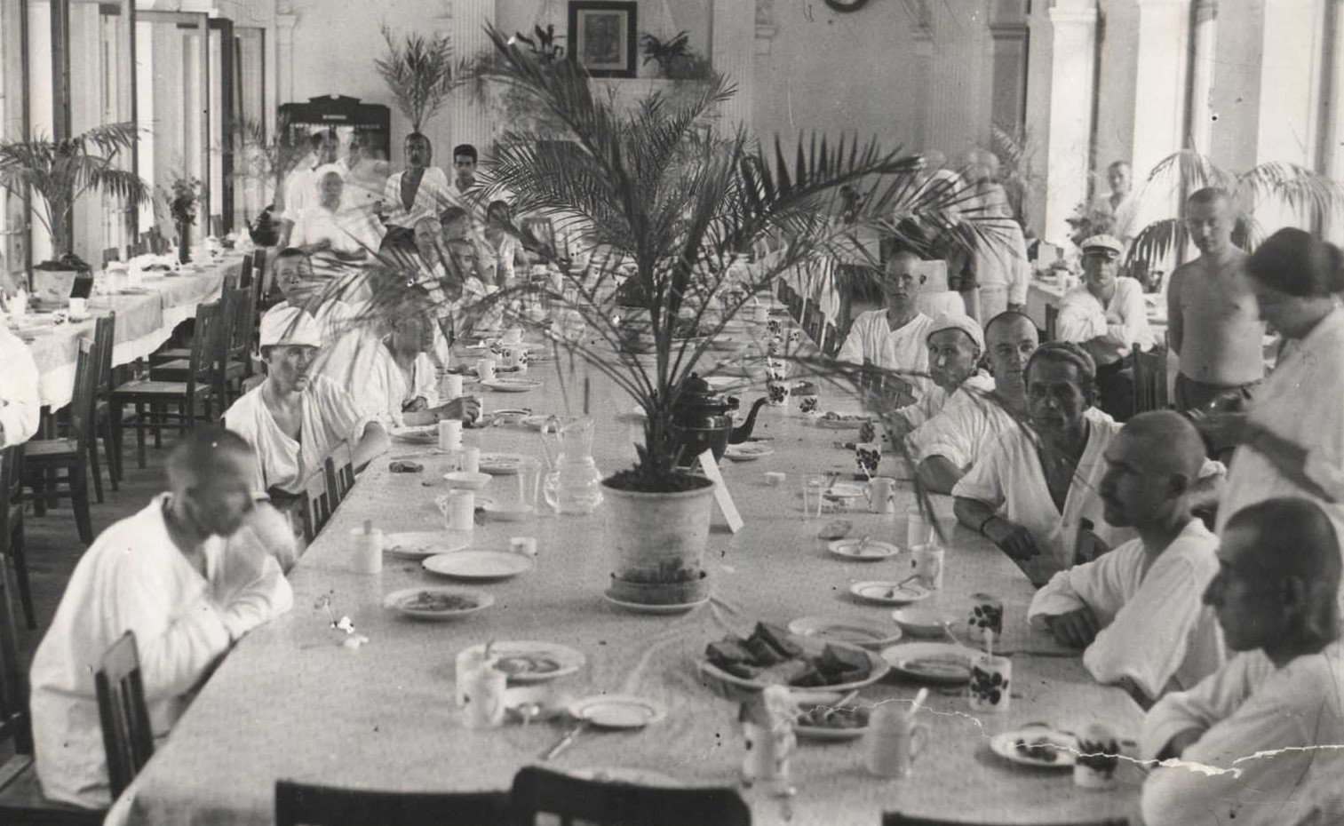 Столовая Крестьянского курорта в Белом зале Ливадийского дворца. Июнь, 1925 г.