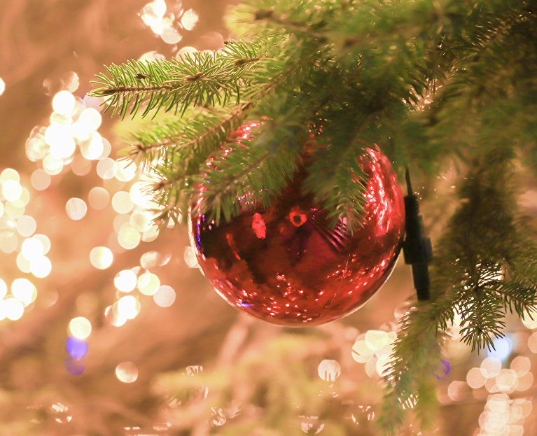 Шар на новогодней елке