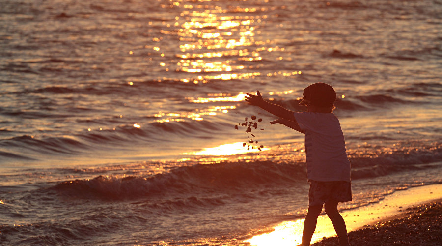 Ребенок на городском пляже Евпатории