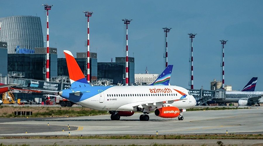 Самолет авиакомпании "Азимут" в аэропорту Симферополь