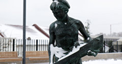 Памятник «Мальчик с корабликом» в Севастополе