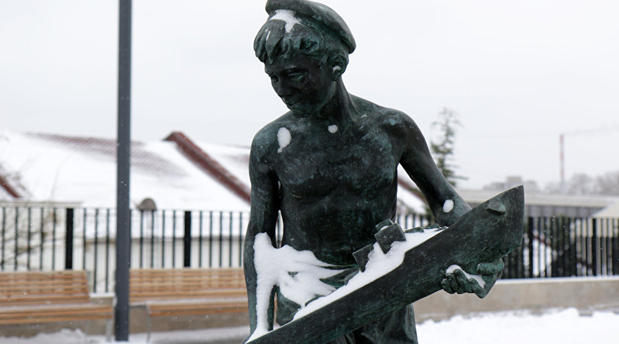 Памятник «Мальчик с корабликом» в Севастополе