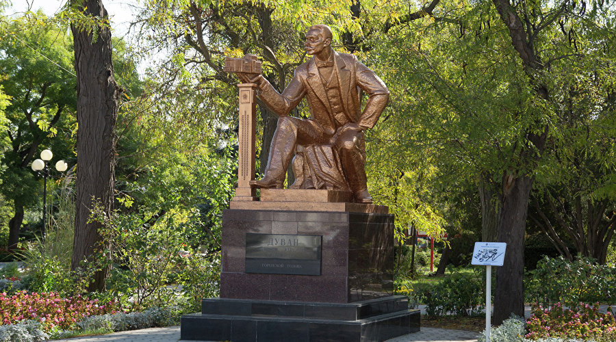 Памятник Семёну Дувану в Евпатории