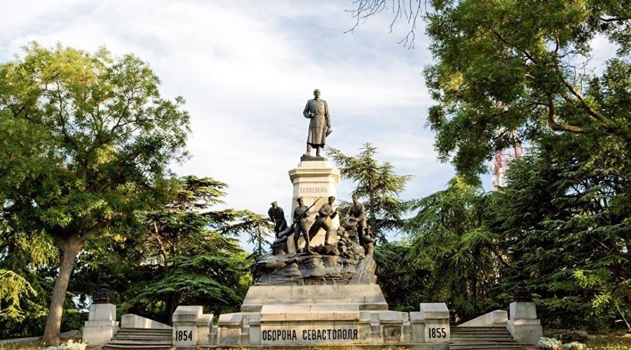 Памятник Эдуарду Тотлебену на Историческом бульваре