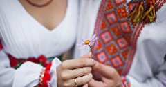 Пара в национальных костюмах
