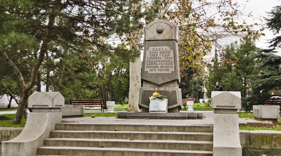Памятник в честь основания Севастополя