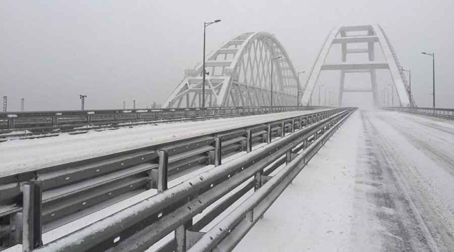 Снег на Крымском мосту