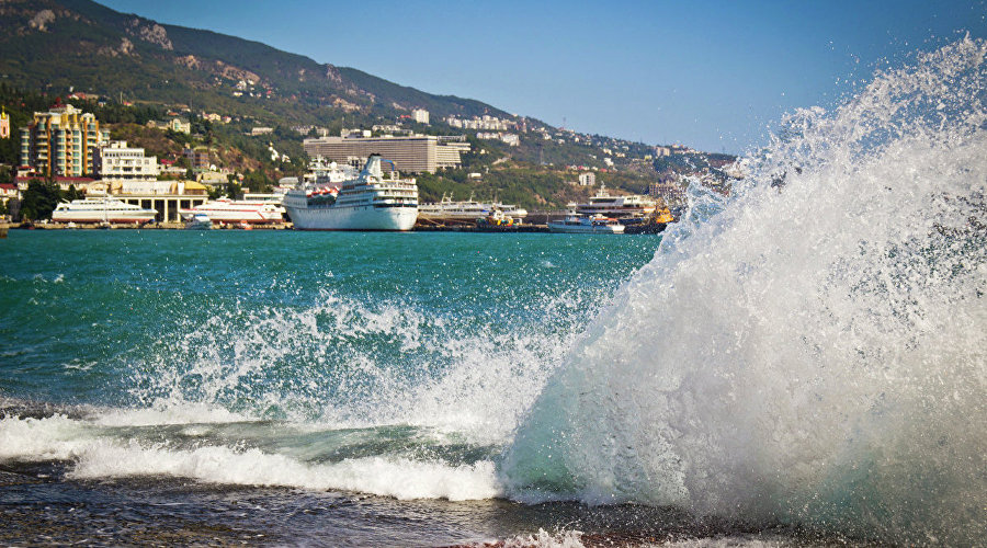 Шторм в Ялте Шторм в Ялте