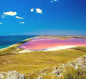 Живописная вода: солёные озёра Крыма назвали самыми красивыми в России