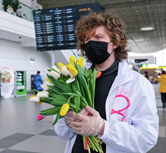 «Вам, любимые»: в аэропорту Симферополь женщин встречают цветами