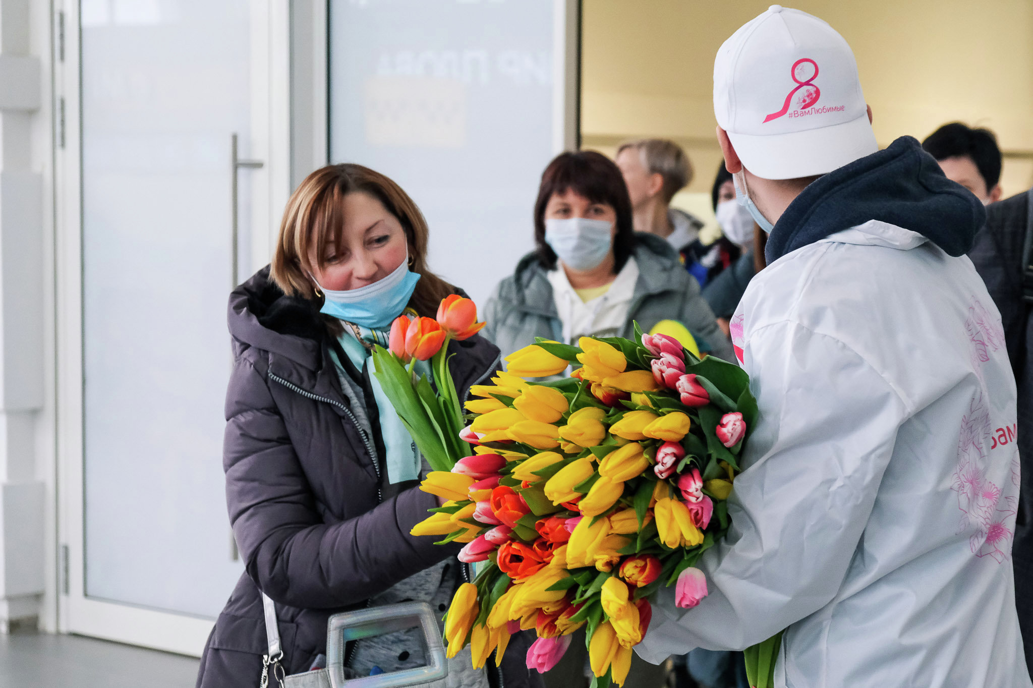 Женщин поздравляют с 8 марта в аэропорту Симферополь