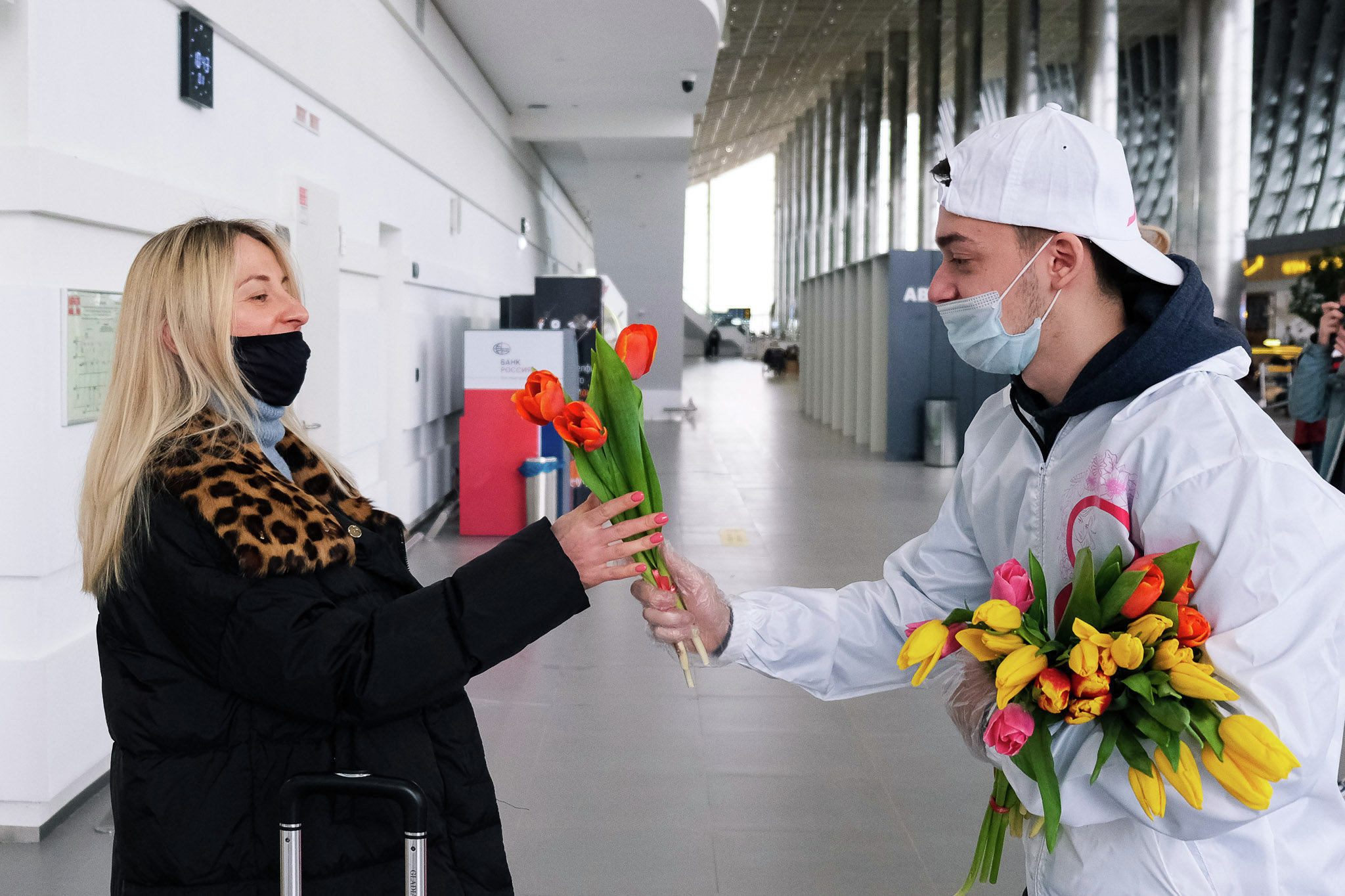 Женщин поздравляют с 8 марта в аэропорту Симферополь