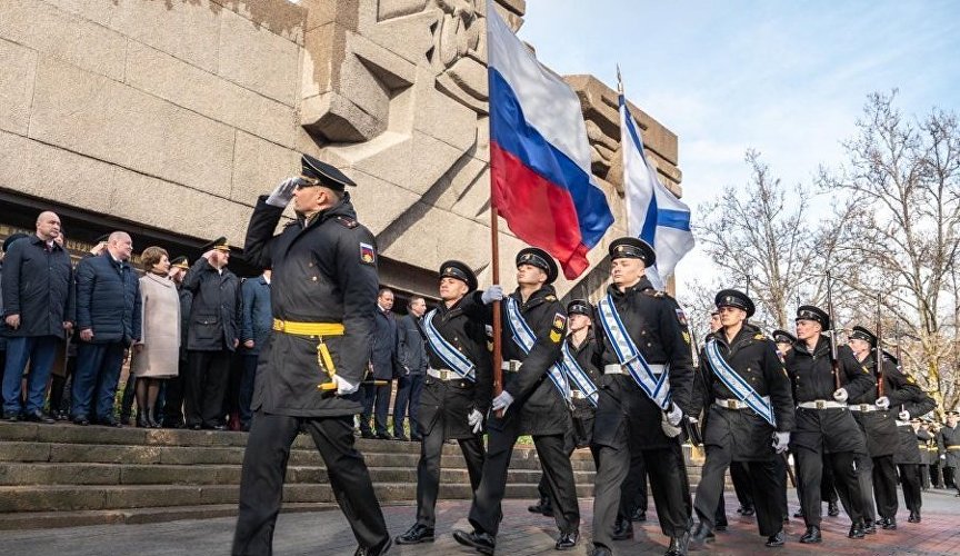 Церемония возложение венков и цветов к Мемориалу героической обороны Севастополя