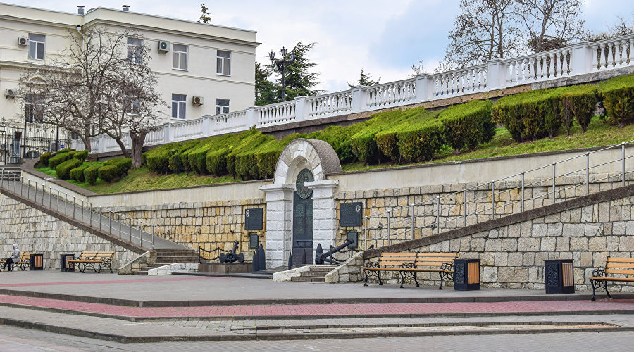 Памятный знак морякам эскадры Черноморского флота