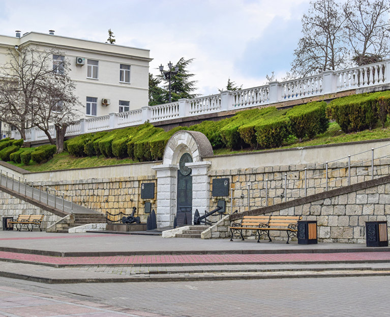 Памятный знак морякам эскадры Черноморского флота