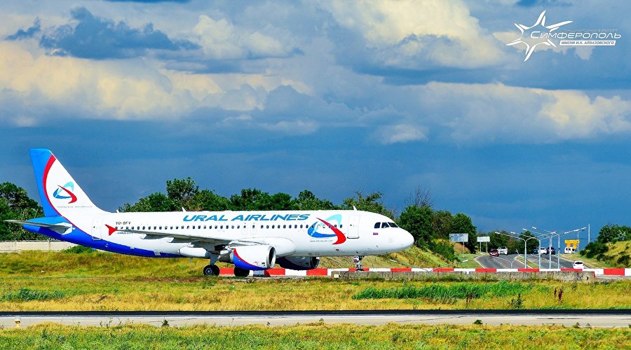 Самолет в аэропорту Симферополь
