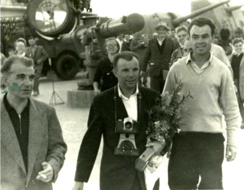 Юрий Гагарин во время посещения диорамы &amp;laquo;Штурм Сапун-горы 7 мая 1944 года&amp;raquo; 