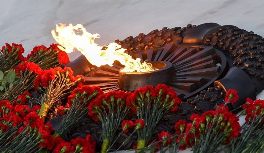 Вечный огонь у памятника, посвящённого погибшим в годы Гражданской войны