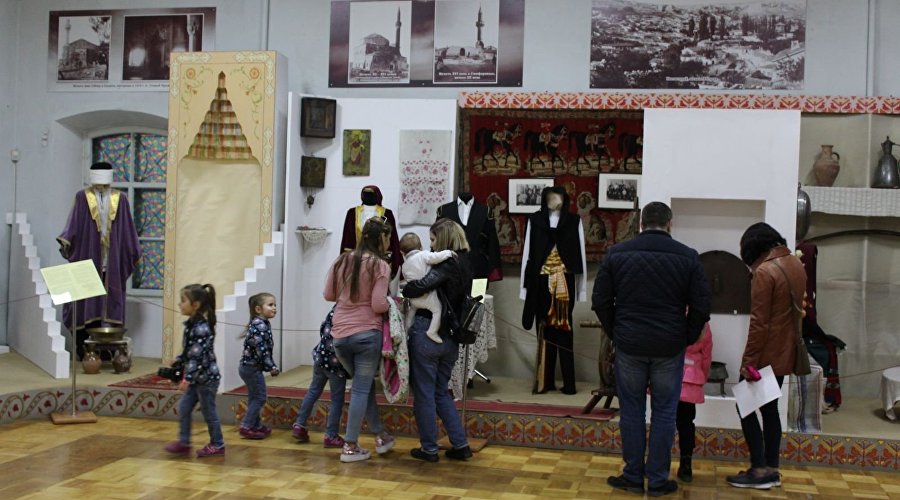Посетители в Крымском этнографическом музее