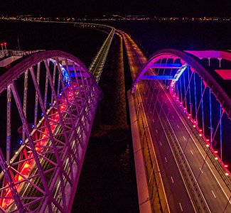 Арки Крымского моста засветились цветами триколора