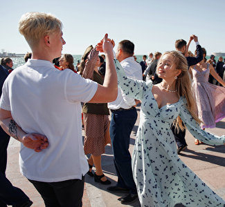 Акция «За Победу танцуй до победного» объединила в Севастополе более 100 пар