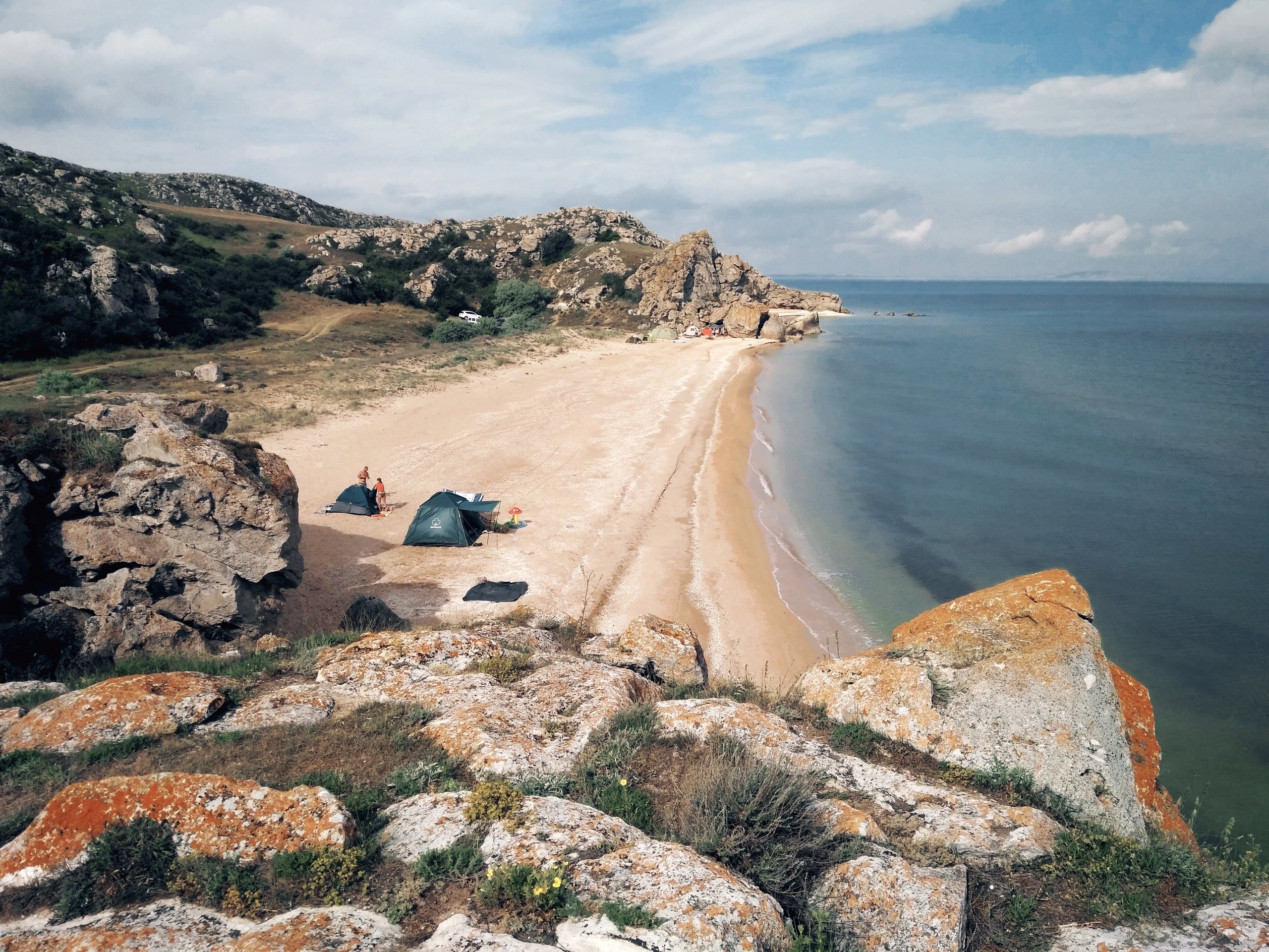 Туристы с палатками на Генеральских пляжах в Крыму