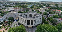 Вид на здание Государственного Совета Крыма и Сквер Республики в Симферополе