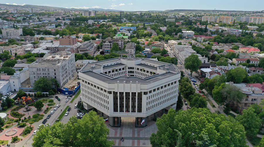 Вид на здание Государственного Совета Крыма и Сквер Республики в Симферополе