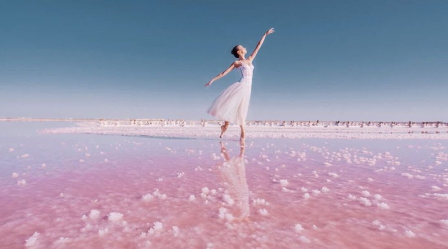 Балерина на розовом озере