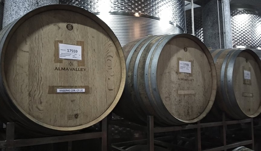 Бочки с вином на винодельне Alma Valley