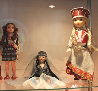 На выставке в Симферополе представили кукол в национальных костюмах