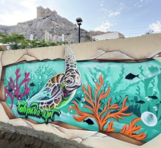 Дельфин, черепаха, осьминог: на пляже в Крыму появился морской мурал