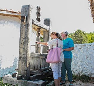 «Видеть» руками: для незрячих гостей разработали экскурсию на Федюхиных высотах