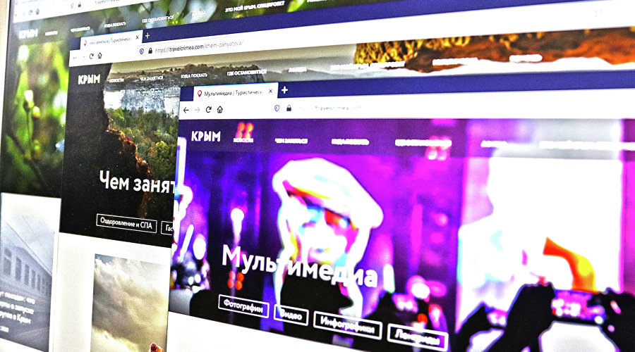Страница официального Туристического портала Крыма на мониторе компьютера