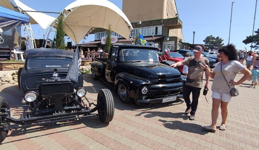 Участники пробега ретроавтомобилей на Ай-Петри