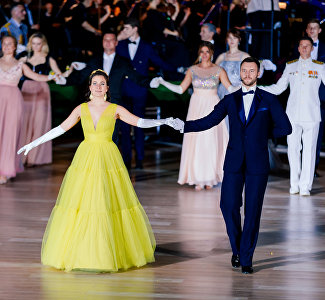 На набережной Ялты десятки нарядных пар станцуют вальсы, кадрили и польки