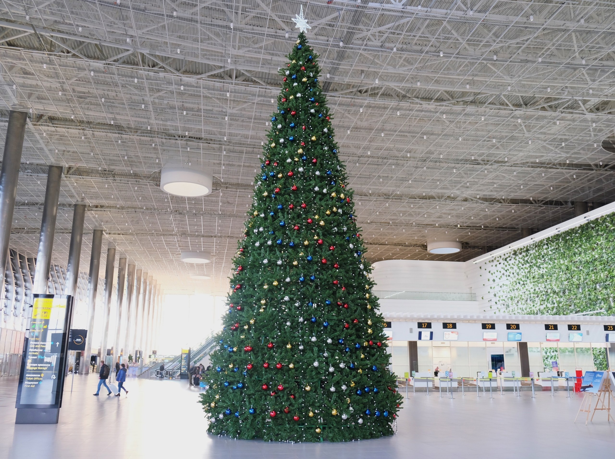 Новогодняя елка в аэропорту Симферополь