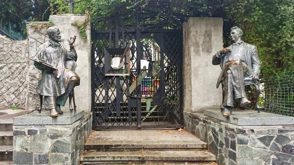 Памятник Коровину и Шаляпину в Гурзуфе