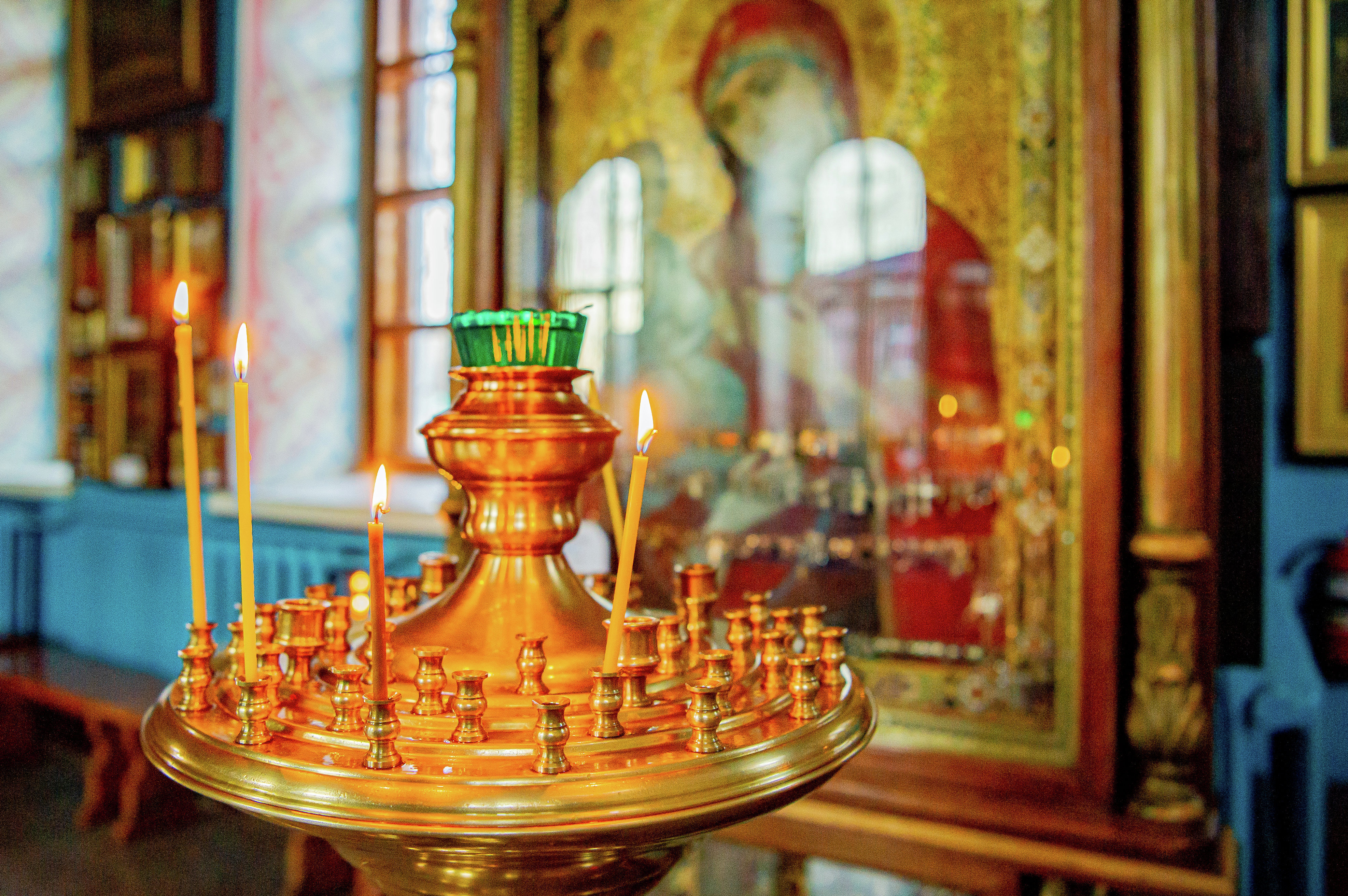 Свечи в храме Успения Пресвятой Богородицы 