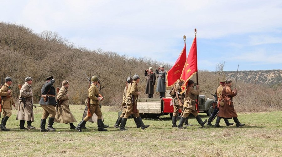 Реконструкция на военно-историческом фестивале «Мартыновский овраг – рубеж героев»