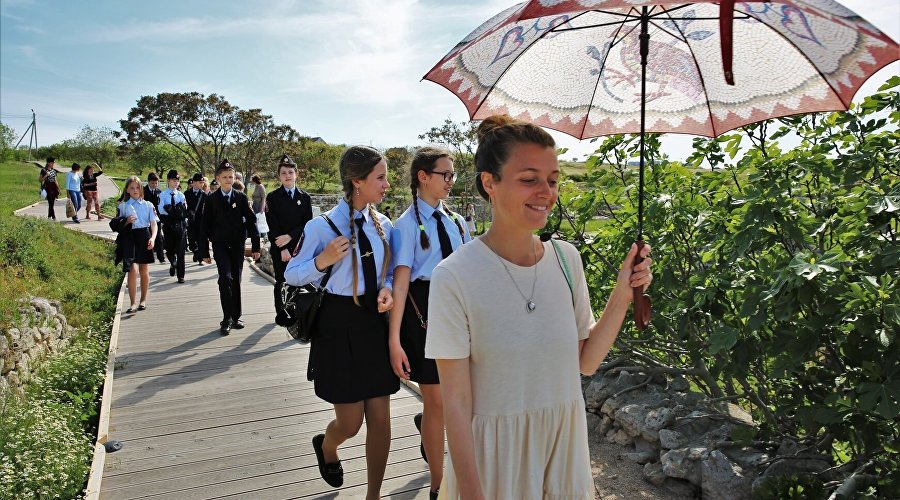 Участники пешеходной экскурсии «Музейные прогулки» Участники пешеходной экскурсии «Музейные прогулки»