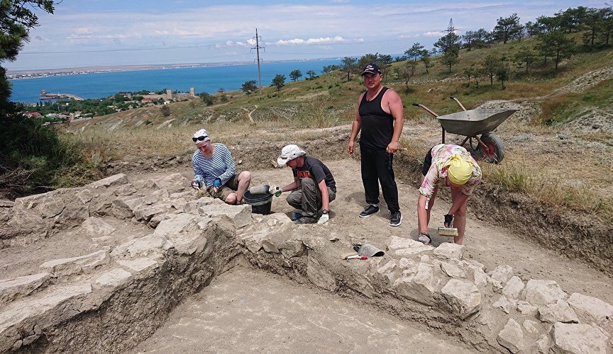 Археологи на раскопках поселения «Феодосия 1»
