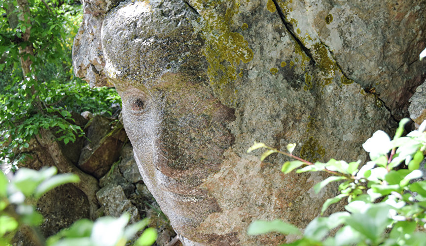Каменная голова на Царской тропе