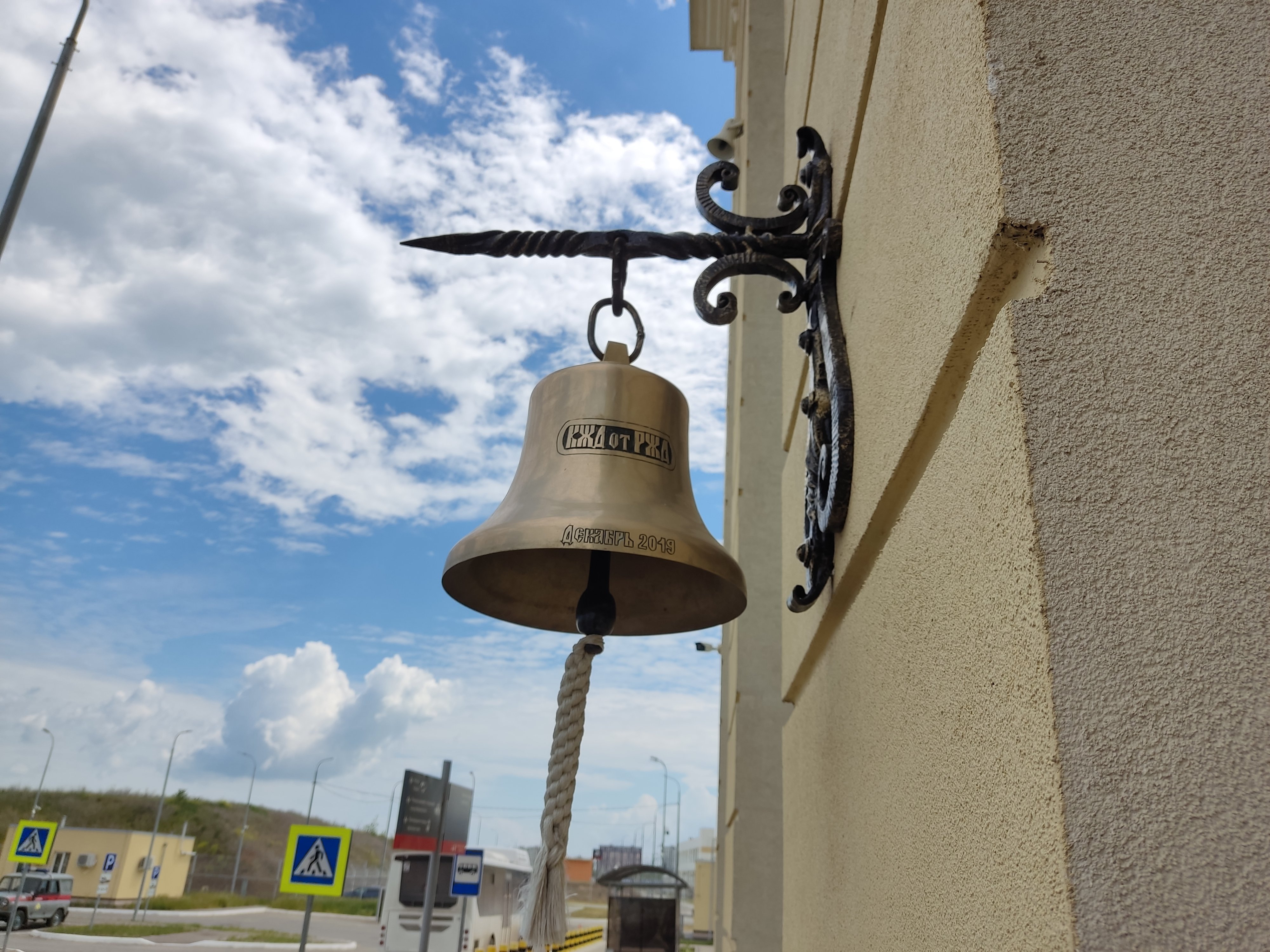 Колокол на фасаде здания вокзала Керчь-Южная 