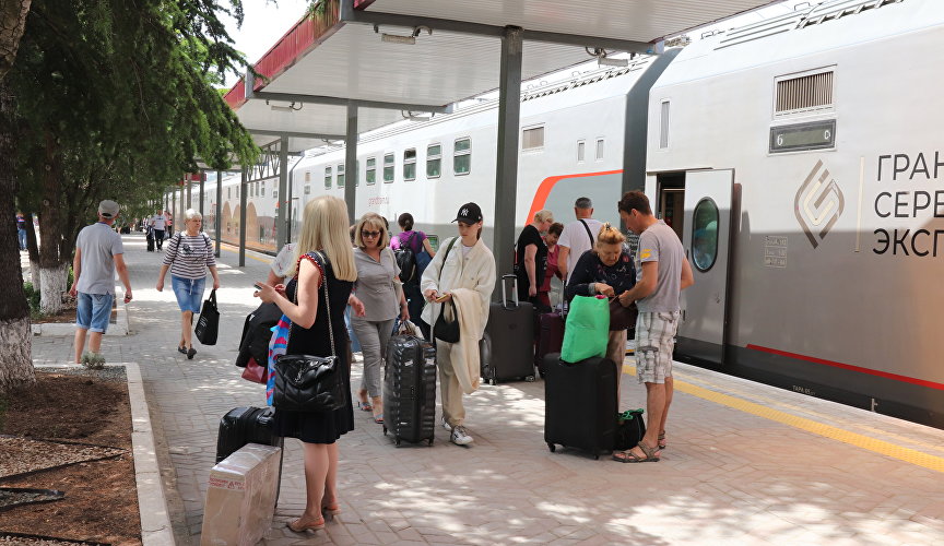 Пассажиры на вокзале в Симферополе